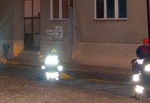 Policija ubedila mladića da ne skoči sa zgrade vatrogasci
