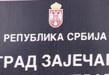Zaječarac pokušao da se zapali ispred Gradske Skupštine (VIDEO)