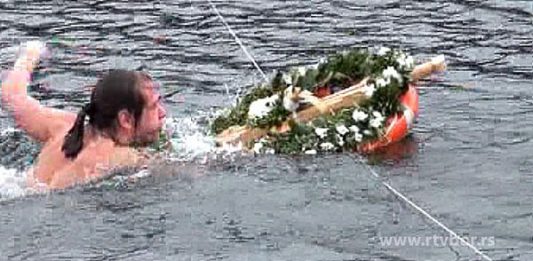 Časni krst za Uroša Živanovića iz Bora Plivanje za časni krst