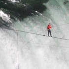 Prepešačio Nijagarine vodopade hodajući po žici Nik Wallenda