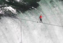 Prepešačio Nijagarine vodopade hodajući po žici Nik Wallenda