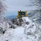 Rudari „Novog Cerova“ pomogli da se prokrči put do Vlaola kako bi monteri popravili elektro mrežu