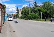 Motociklistu udario automobil, povređeni prevezen kolima Hitne pomoći
