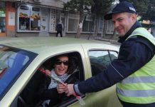 Saobraćajci poklanjali cveće ženama za 8. mart