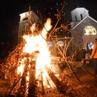 Na Badnje veče u porti hrama Svetog Georgija u Boru tradicionalno paljenje badnjaka