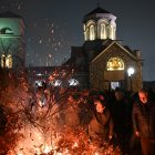 Badnje veče u Boru: Božićna priredba učenika veronauke i tradicionalno nalaganje badnjaka u hramu Svetog Georgija
