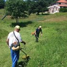 Radnici Sportskog centra kose travu na glavnoj plaži Borskog jezera, zvanični početak kupališne sezone odložen