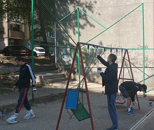 Mladi borski volonteri uredili igralište u ulici Albanske spomenice