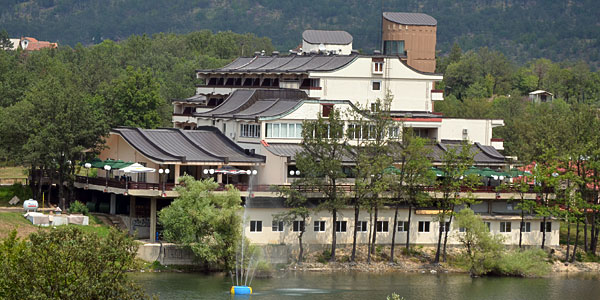 hotel-jezero-sa-vodoskom