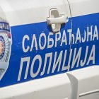 Udario „fordom“ u pešaka, pa u parkirani automobil