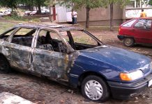 Zapaljena dva automobila kod Čačanskih solitera izgoreo automobil