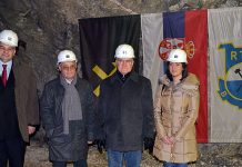 Ambasador Finske na 400 m ispod zemlje Ambasador Finske Peka Orpan u poseti fafiću u borskoj Jami