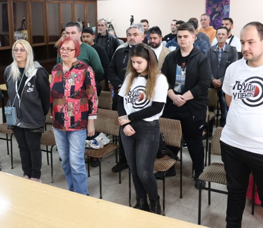 „Ljudi u centru“: Sećanje na nastradale, 16. minuta tišine, pa razgovor o situaciju u Boru