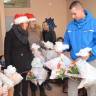 Borski studenti podelili deci iz „Mozaika“ paketiće obezbeđene na humanitarnoj žurci održanoj u koktel baru „Hollywood“