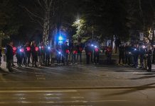 U Boru tišinom i crvenim balonima odata pošta žrtvama pada nadstrešnice novosadske Železničke stanice