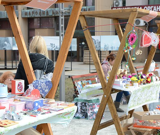 Osmomartovski bazar suvenira u Boru