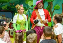 Rođendanska „žurka“ za najmlađe ispred butika „Smiley Club“ u Boru