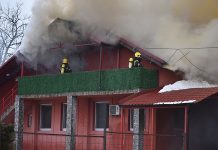 Požar u Boru: Gori auto servis i prenoćište
