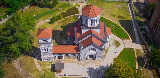 Pravoslavni vernici obeležavaju Veliki petak