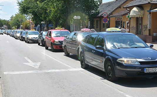 Protestna vožnja taksista ulicama Bora