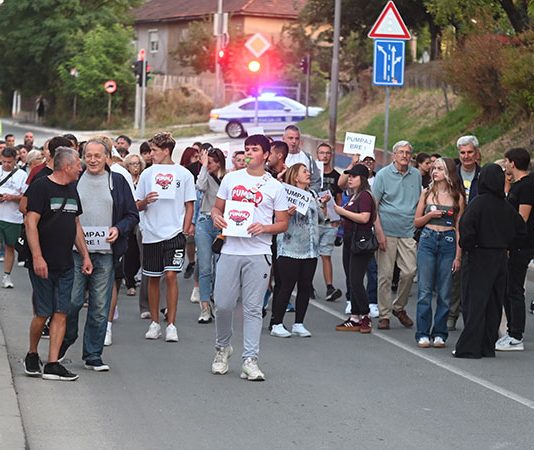U Boru održana protestna šetnja