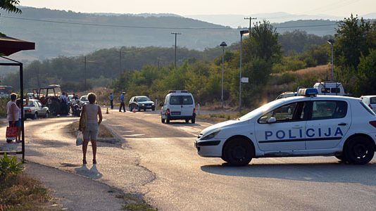Mladić i devojka povređeni u udesu motora i traktora