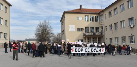 U Boru održan skup podrške studentima i prosvetnim radnicima, na 15 minuta blokiran kružni tok na ulazu u grad