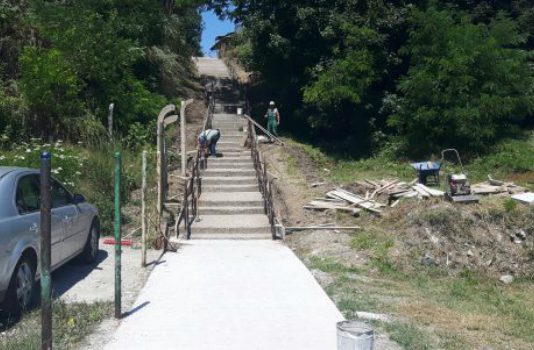 U toku uređenje betonskih staza i stepeništa