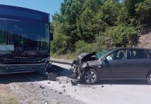 Sudar autobusa gradskog prevoza i automobila na putu za Brestovačku banju