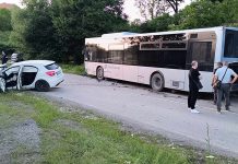 Težak udes automobila i autobusa kod Banjskog Polja