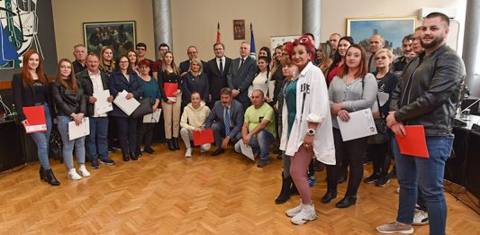 Uručeni ugovori za mеrе aktivnе politikе zapošljavanja, Selaković: Bor postao lider u privrednom rastu u Srbiji
