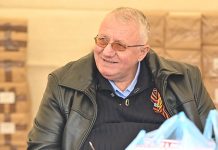 Šešelj delio svoje knjige građanima Bora, SRS nastupa samostalno na lokalnim izborima