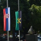 Sirenama i spuštenim zastavama obeležen Dan sećanja u Boru