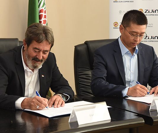 Kompanija Ziđin Koper donirala rizlu za posipanje nekategorisanih puteva u Boru